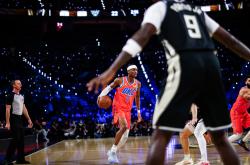 开云体育登录-雄鹿绝杀爵士，浓眉哥点燃赛场