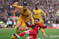 开云体育在线-包含裁判判罚惹争议，利物浦怒摔队长袖标离场！的词条