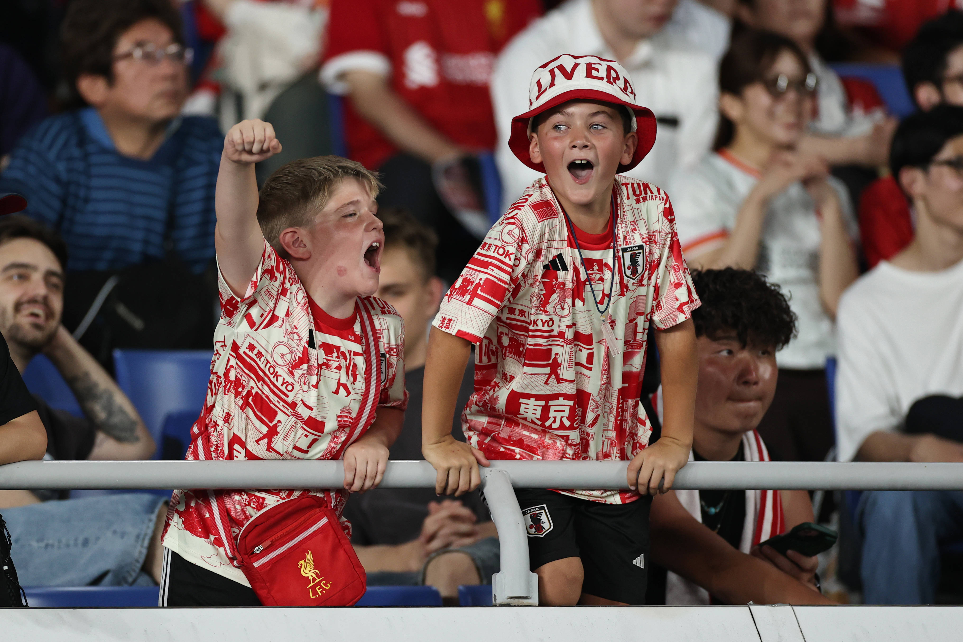 包含裁判判罚惹争议，利物浦怒摔队长袖标离场！的词条