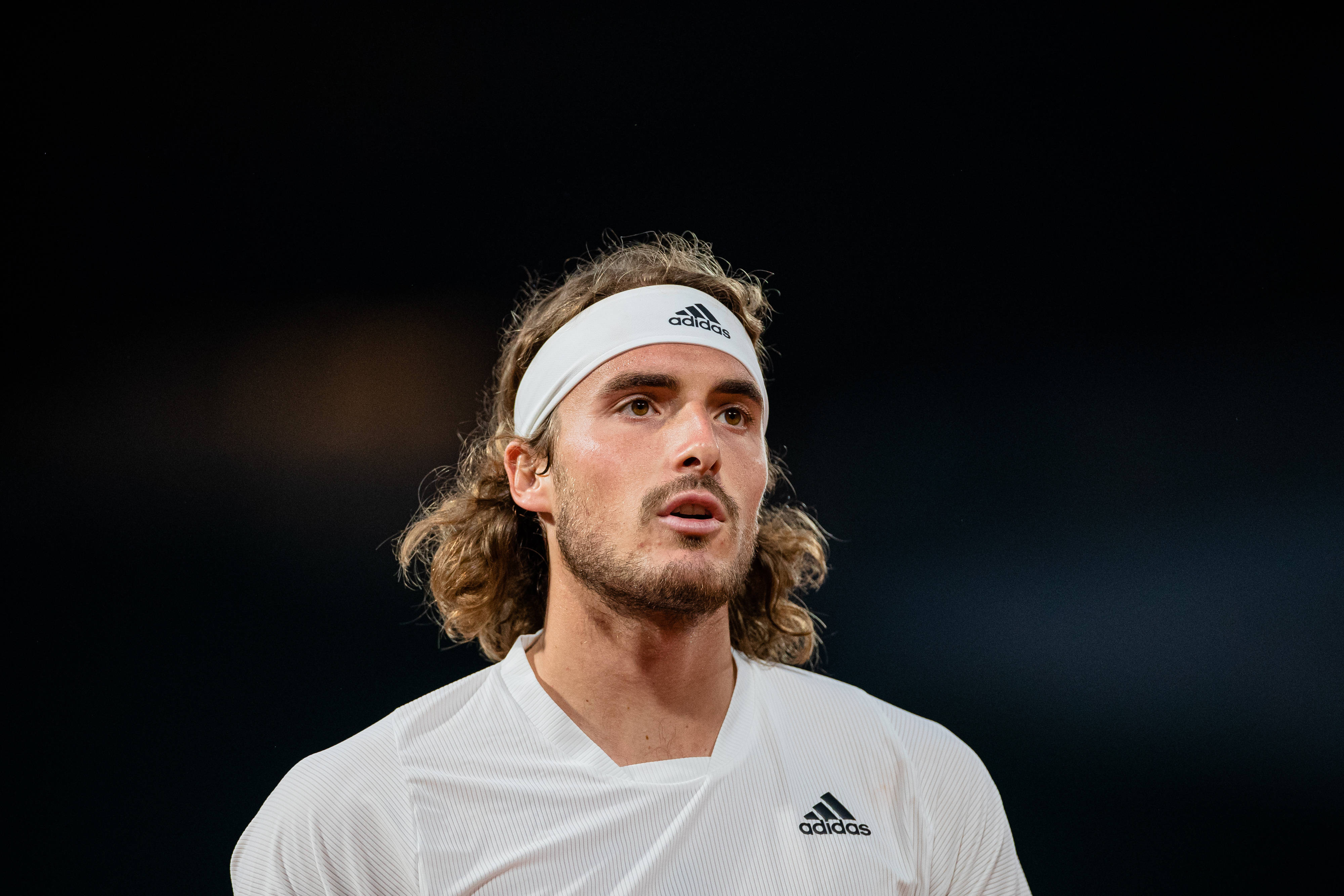 包含日本网球队爆冷西班牙网球队，西西帕斯惊艳世界的词条