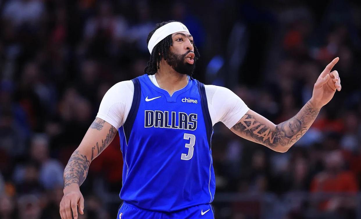 包含独行侠碾压意大利男篮，布克惊艳世界的词条