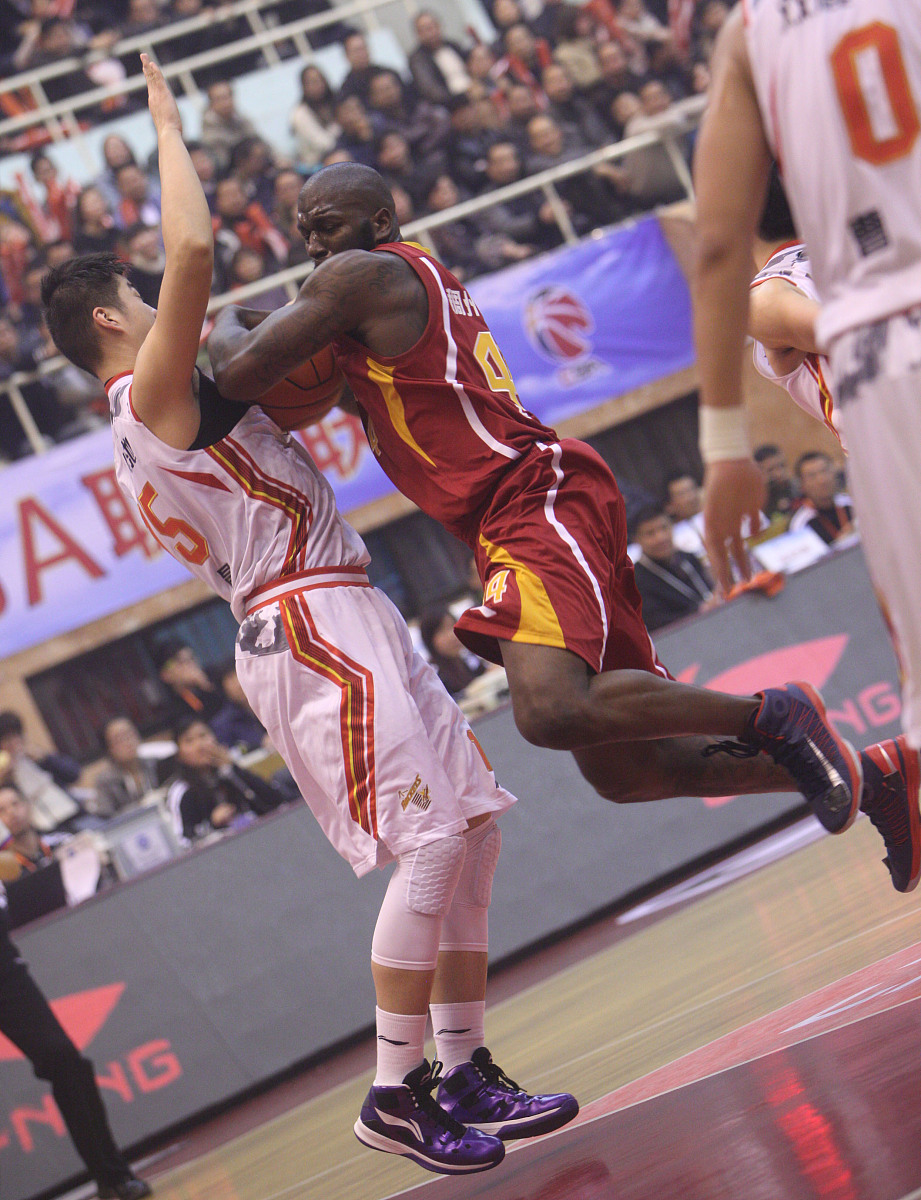 球场上充满激情与力量,双方对峙不下 球场上充满激情与力量,双方对峙不下