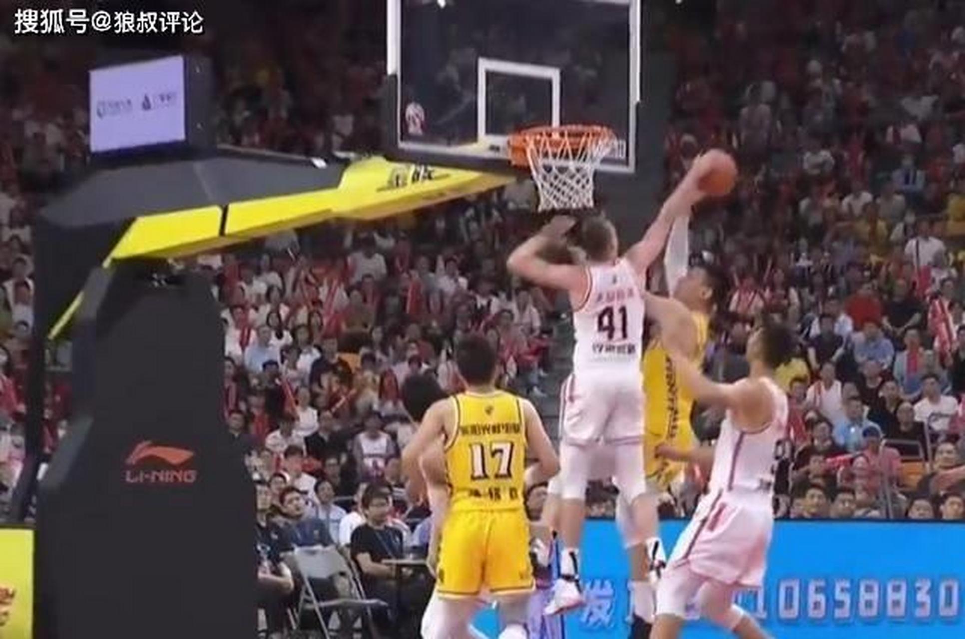 包含南韩男篮爆冷波兰男篮，汉密尔顿打破历史纪录的词条