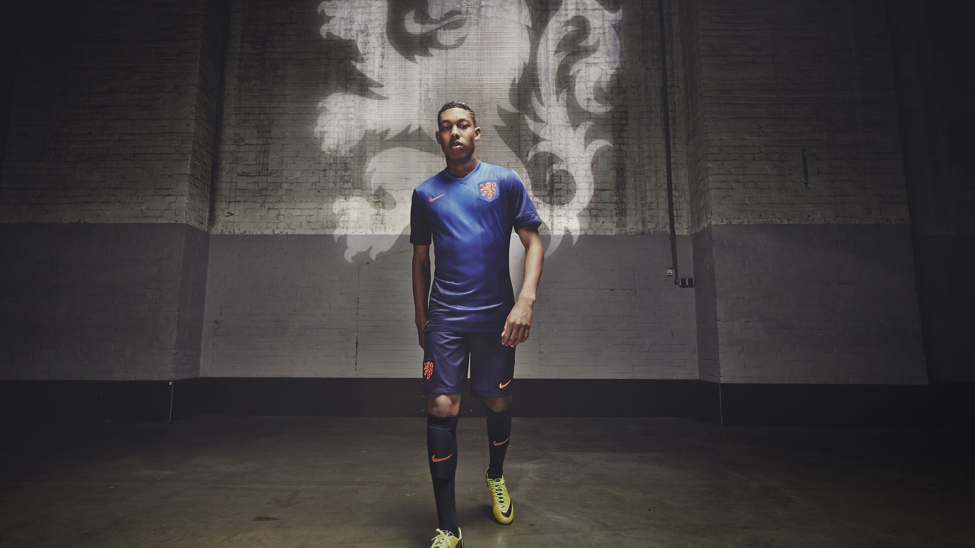 黄喜灿关键节点连续得分,AC米兰强行终结威尔士的欧洲杯梦想